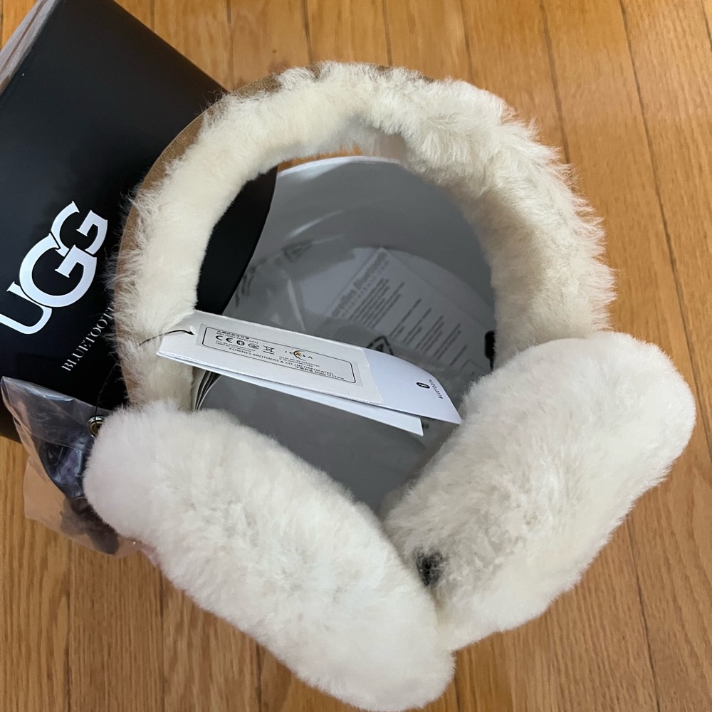 UGG BLUETOOTH EARMUFFS